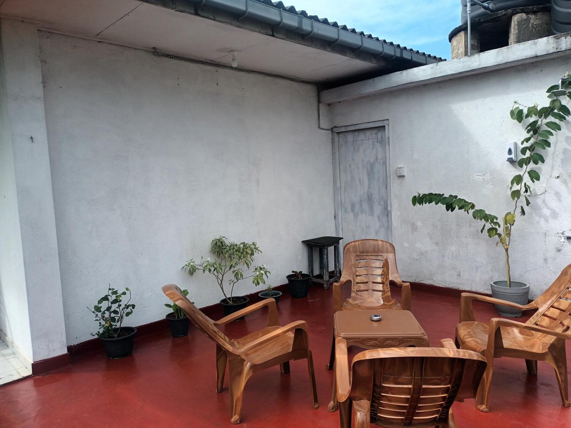 Lovely Flowers In Mount Lavinia Dehiwala-Mount Lavinia Exterior photo