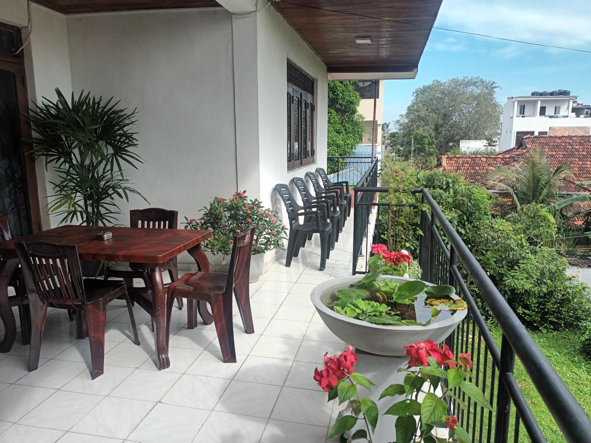 Lovely Flowers In Mount Lavinia Dehiwala-Mount Lavinia Exterior photo