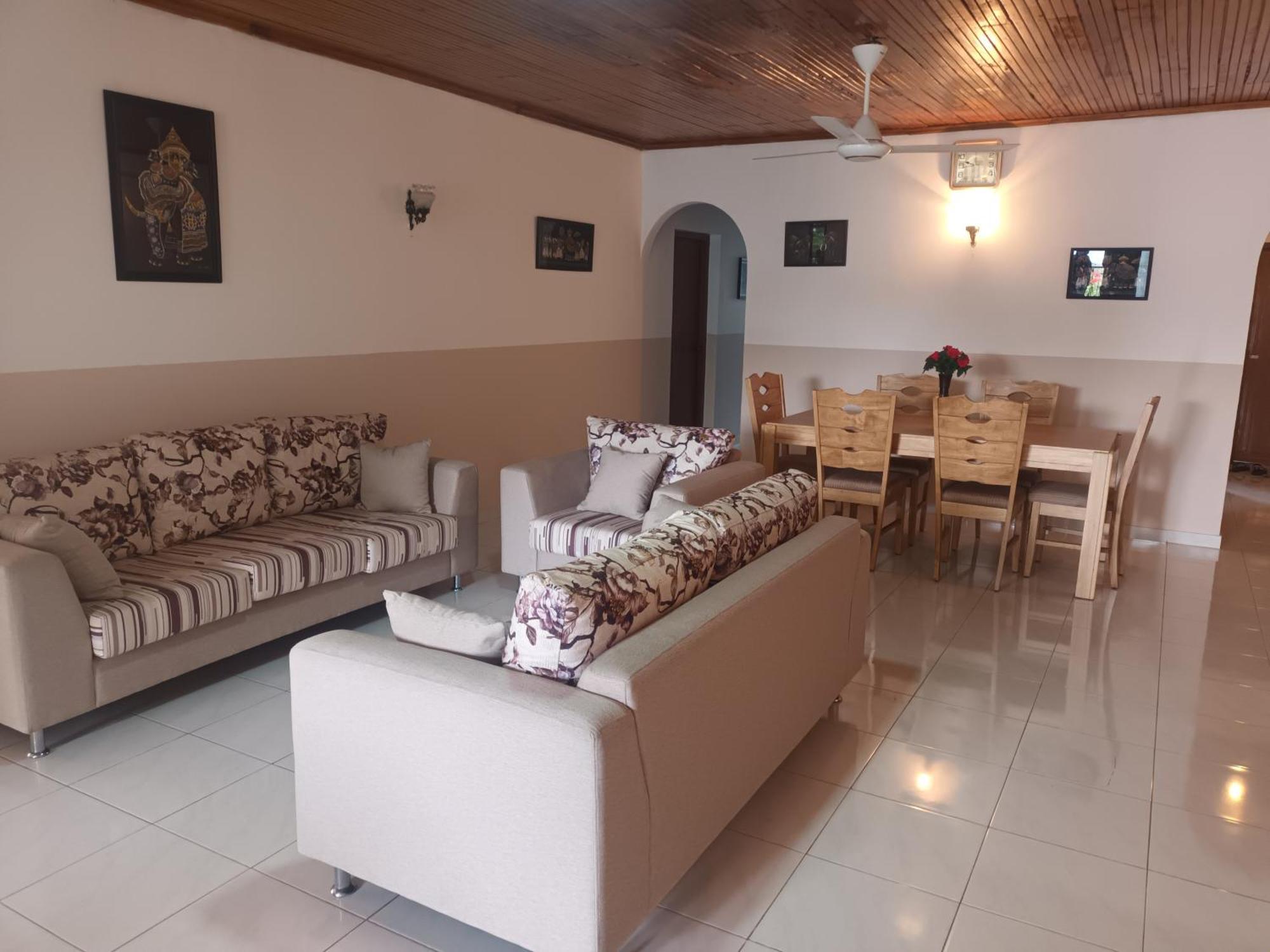 Lovely Flowers In Mount Lavinia Dehiwala-Mount Lavinia Exterior photo